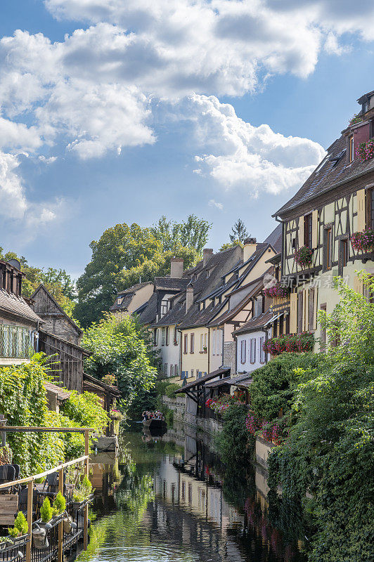 夏日里，法国阿尔萨斯的Colmar La Petite Venise街景